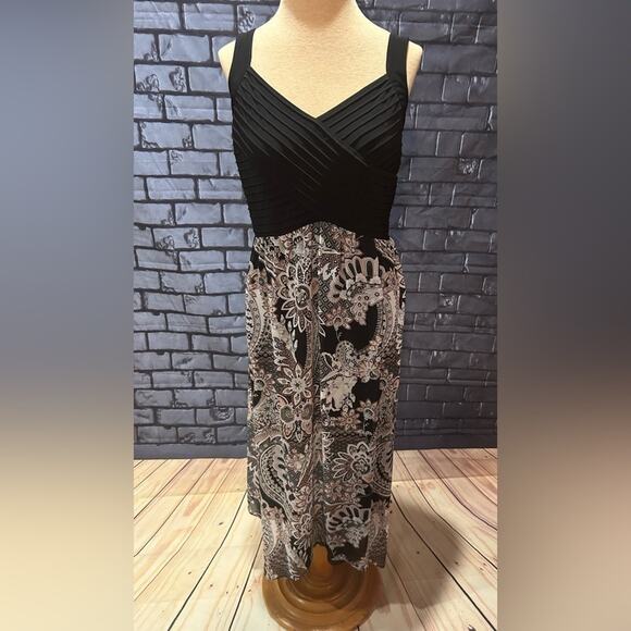 Woman’s Plus size Avenue Maxi Dress,  Black top with shark tooth hem Size 18/20 - Picture 2 of 9